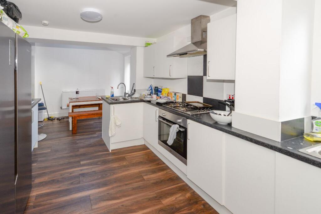 6 Bedroom House, Halkyn Avenue