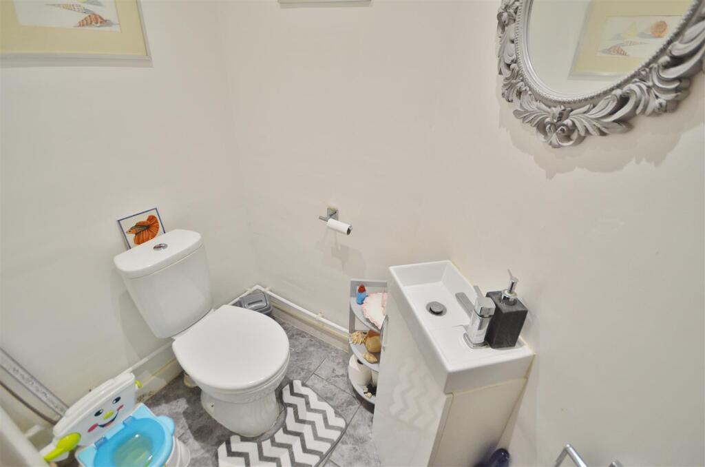 GROUND FLOOR CLOAKROM