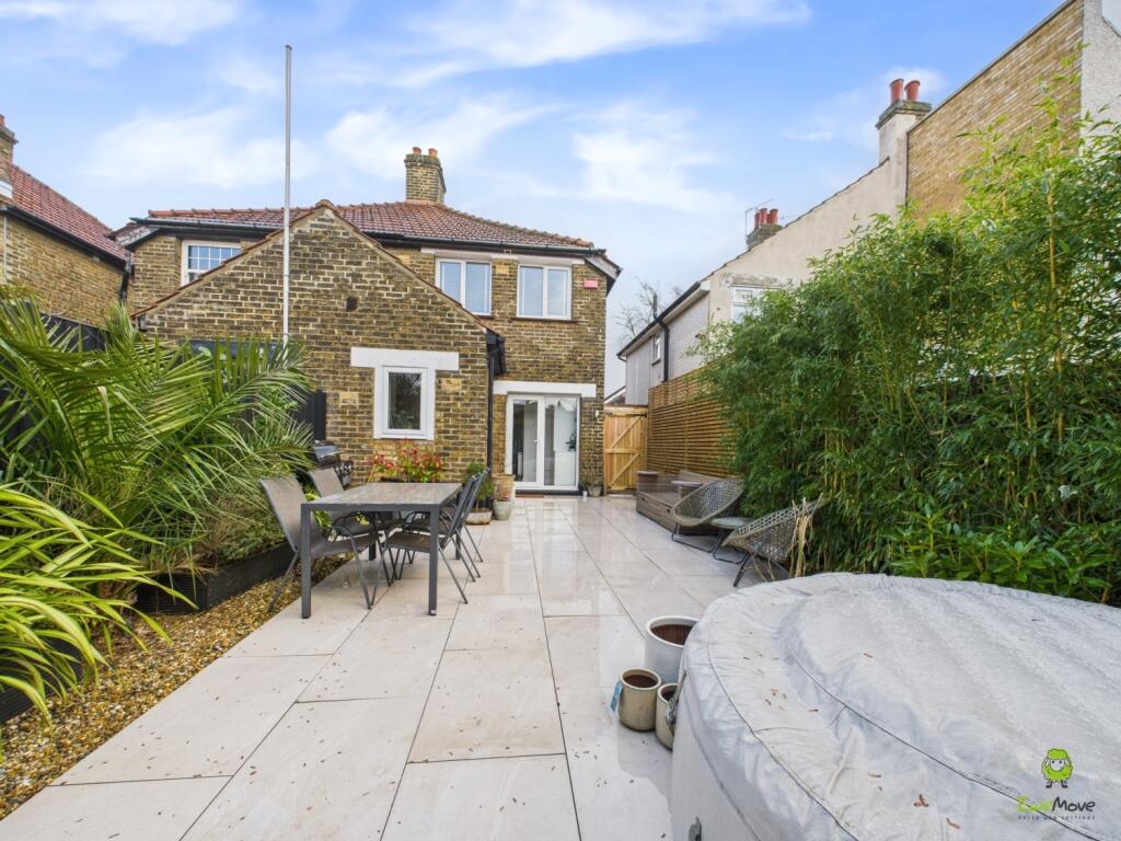 CAM03418G0-PR0191-STILL005