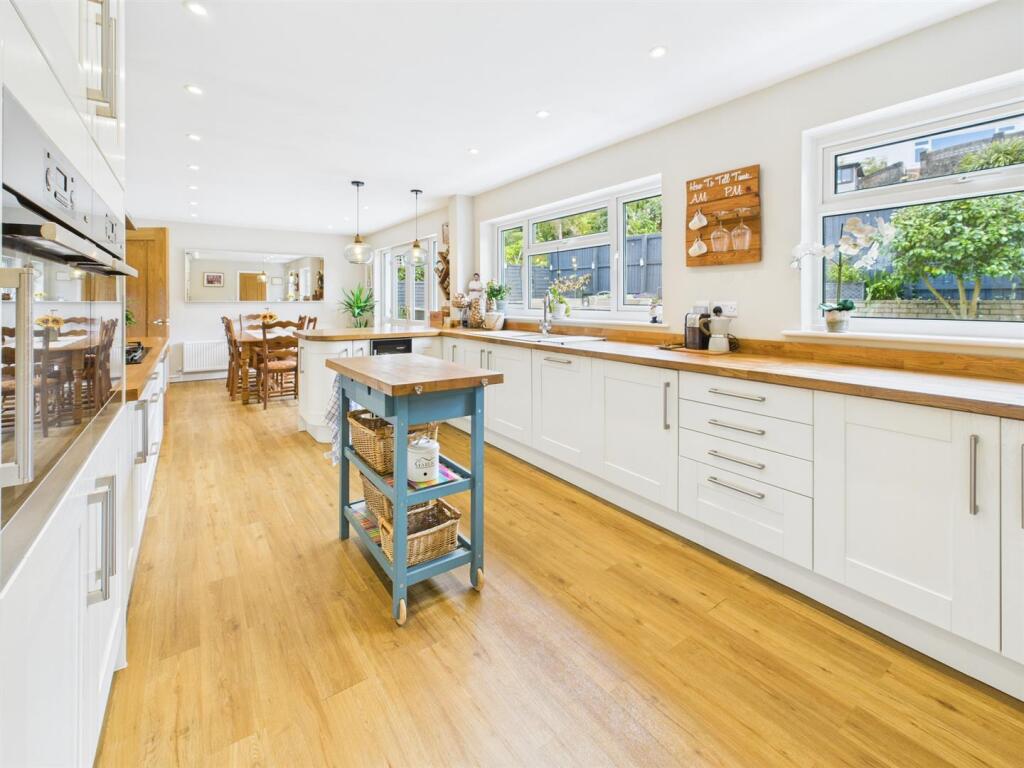 OPEN PLAN KITCHEN/DINING ROOM