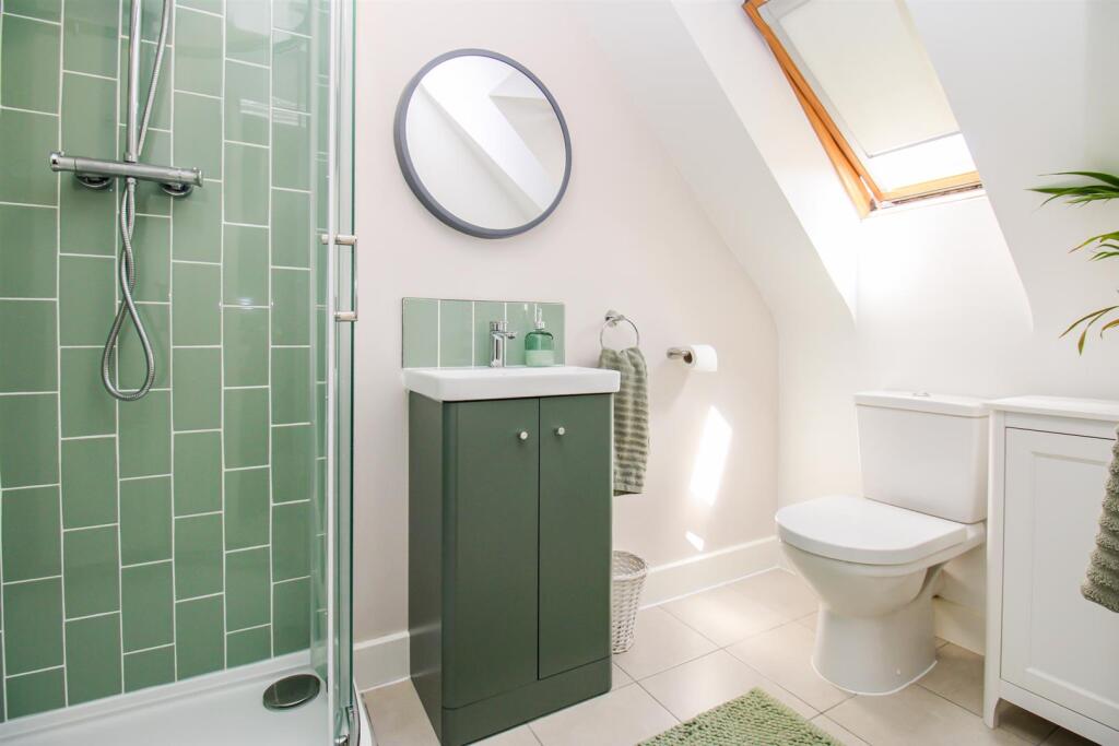 EN SUITE SHOWER ROOM