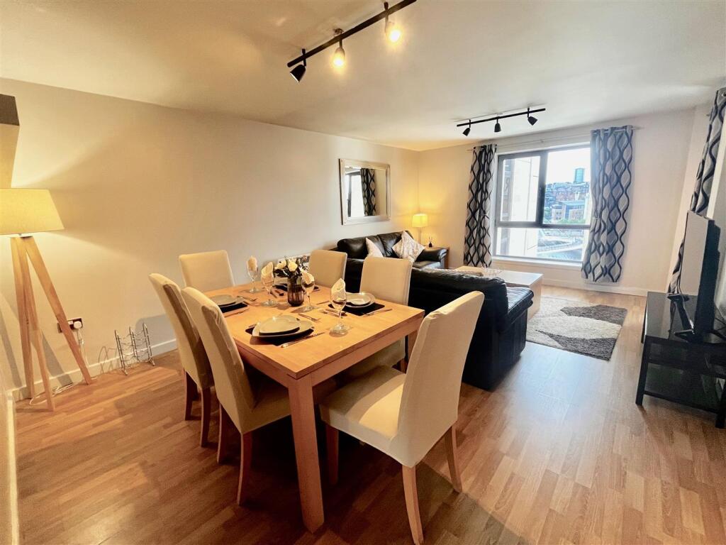 LOUNGE/DINER