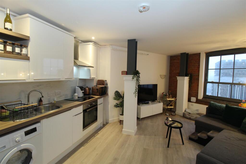 Lounge Kitchen 1.JPG