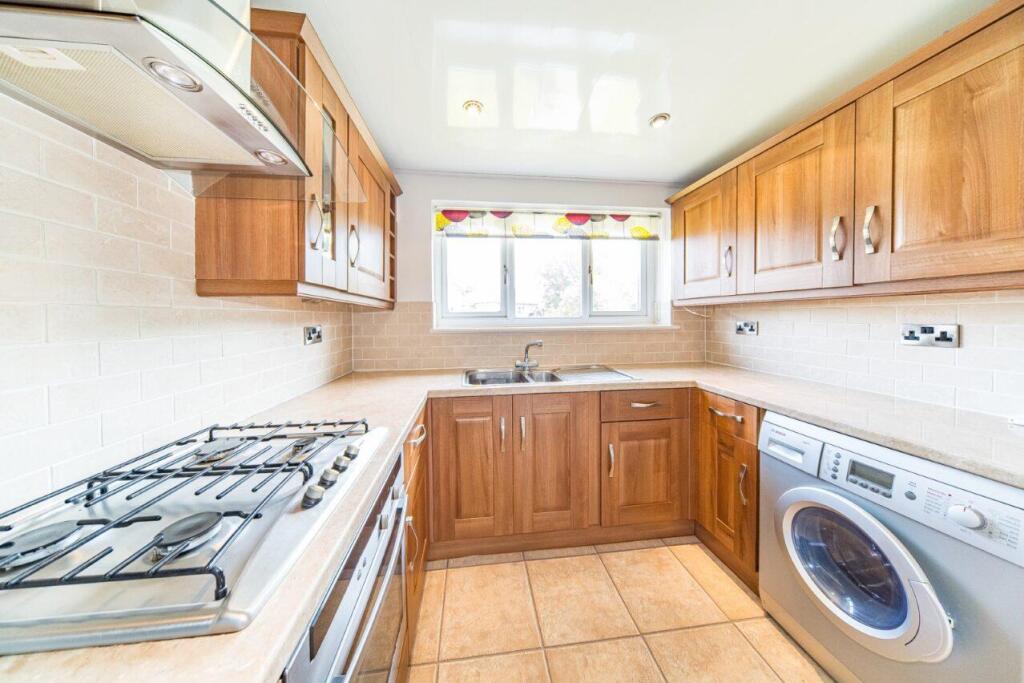 38 Egerton Road kitchen 2.jpg