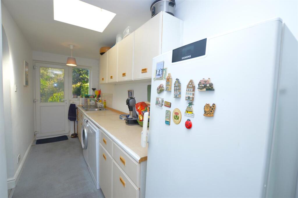 33 Strathearn Avenue utility room.JPG