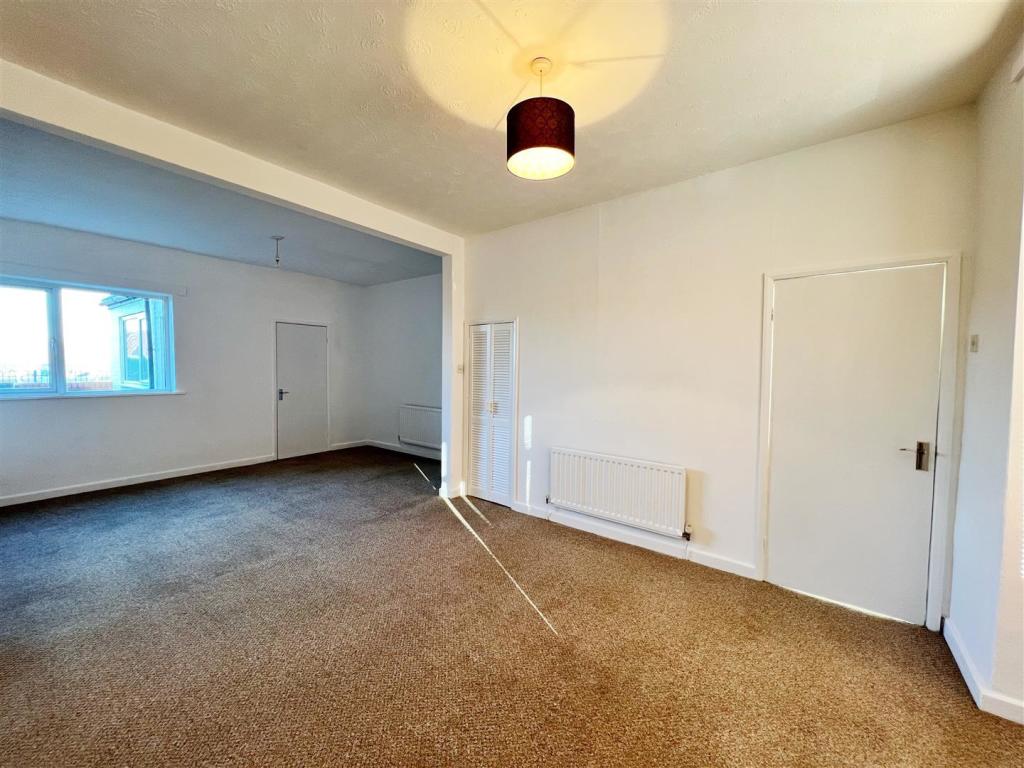 LOUNGE / DINING AREA