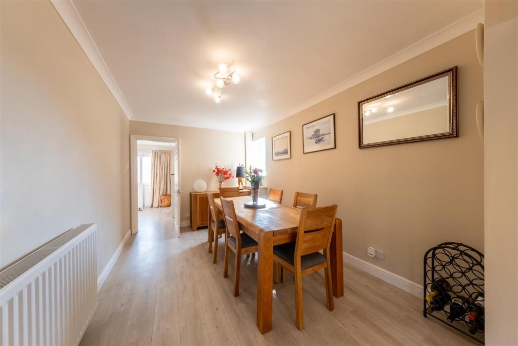 10 Windsor Close-007.jpg