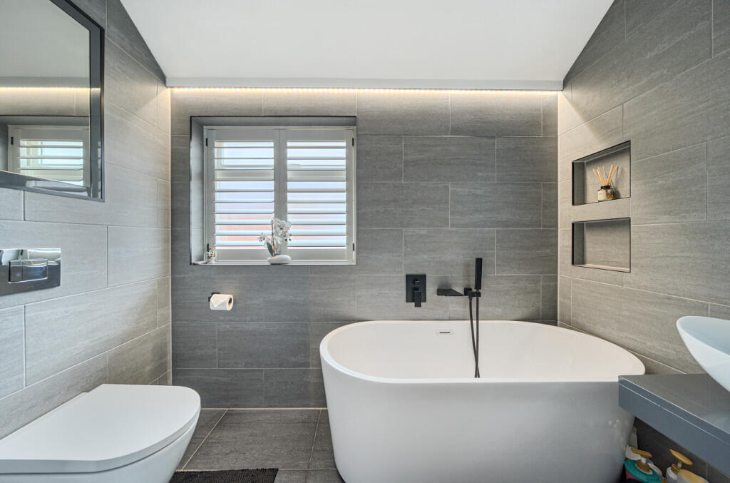 1361231-3-68de480...