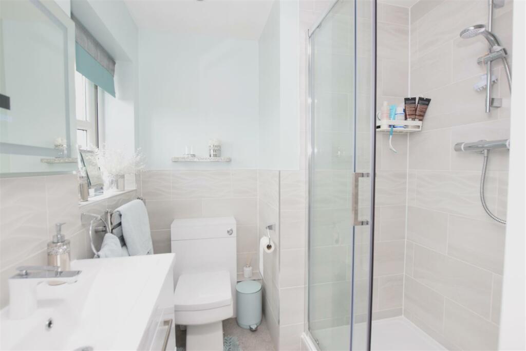 Bed 1 En Suite.JPG