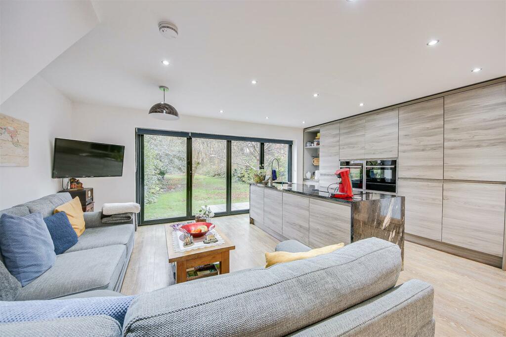 Lounge / Kitchen