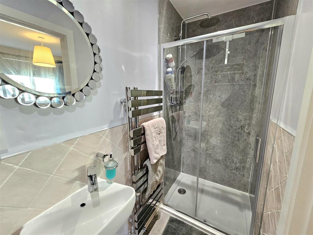 En Suite Shower.jpg