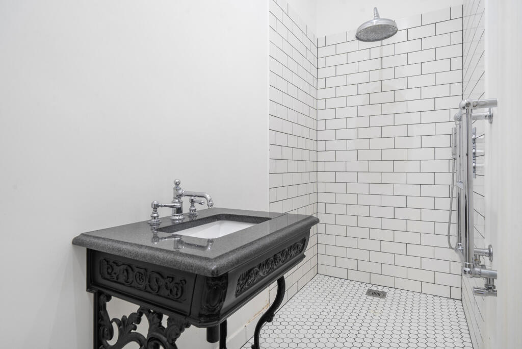 1370346-8-68f22dc...