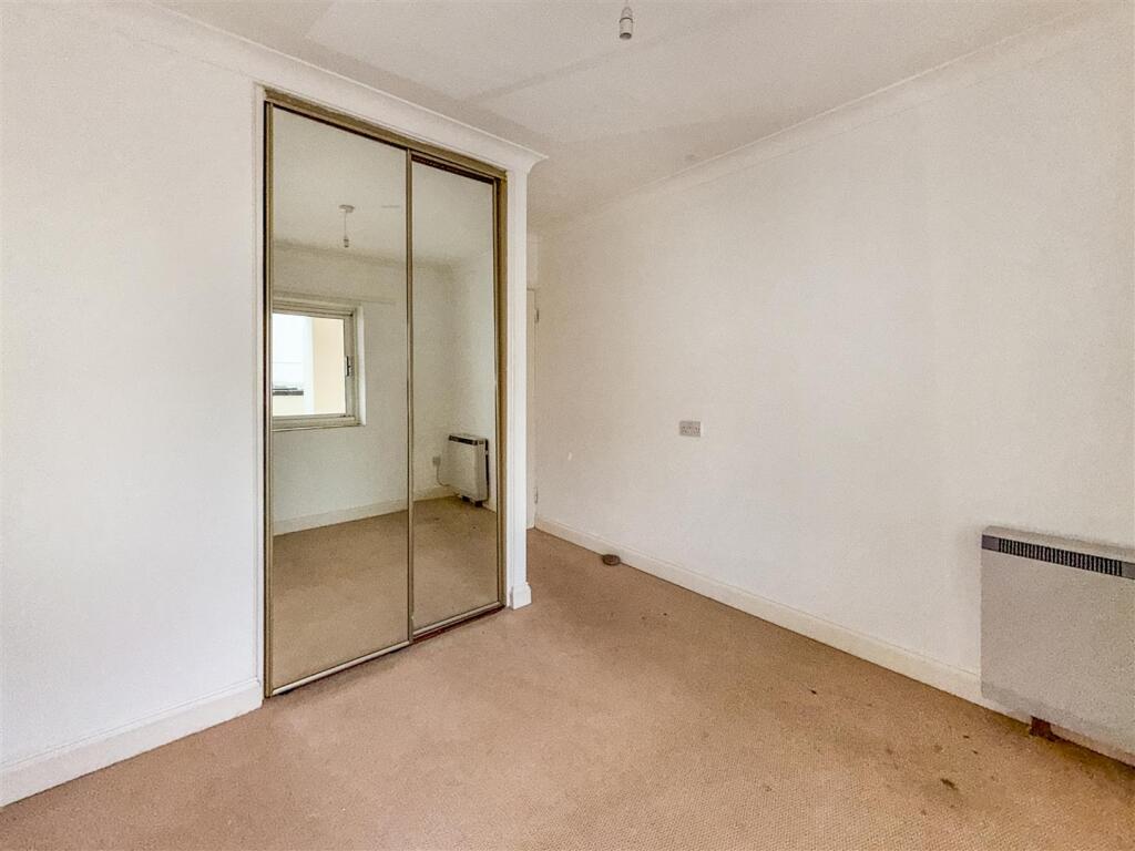 Freehold &amp; Flat 3 Dawes Court, Fisher Street, Paig