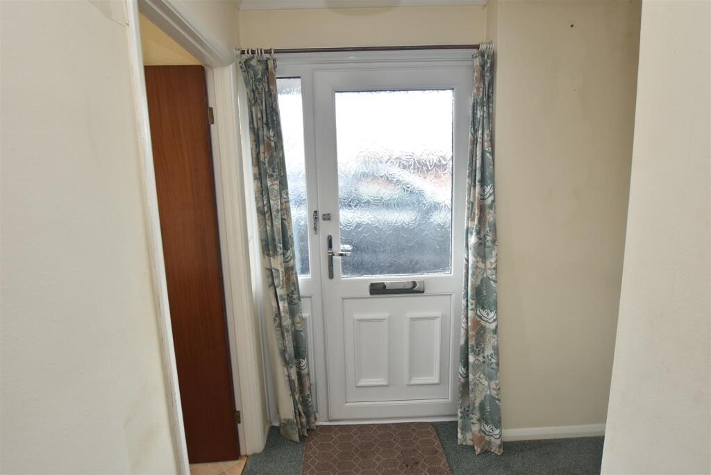 Entrance Hall ('L' - Shaped)