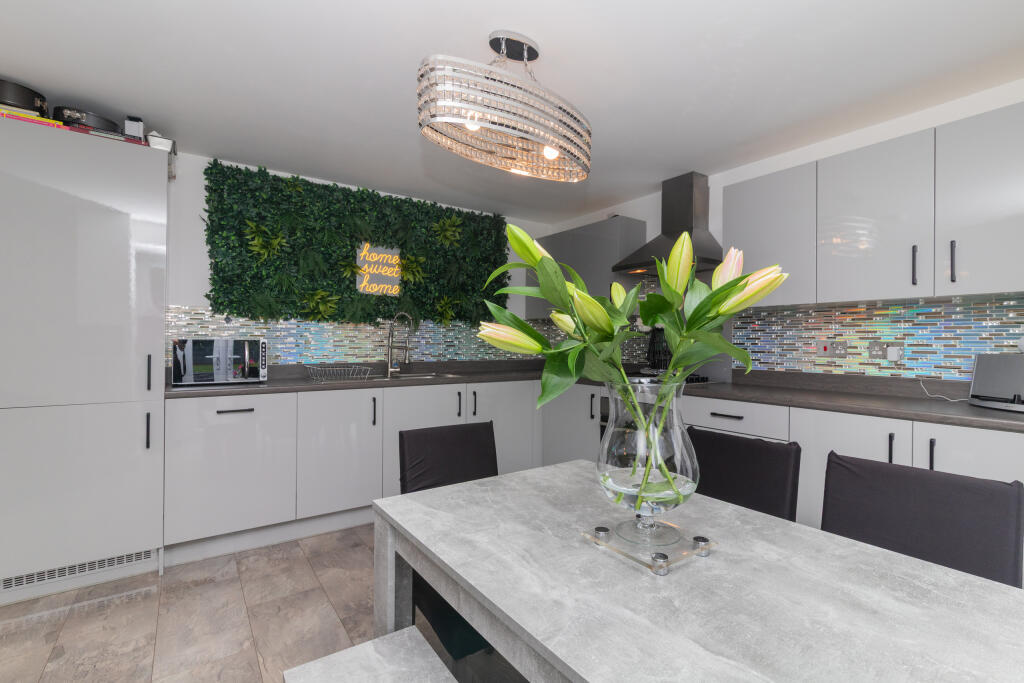 4 Glengariff Way Elderslie  PA5 9BY L-49