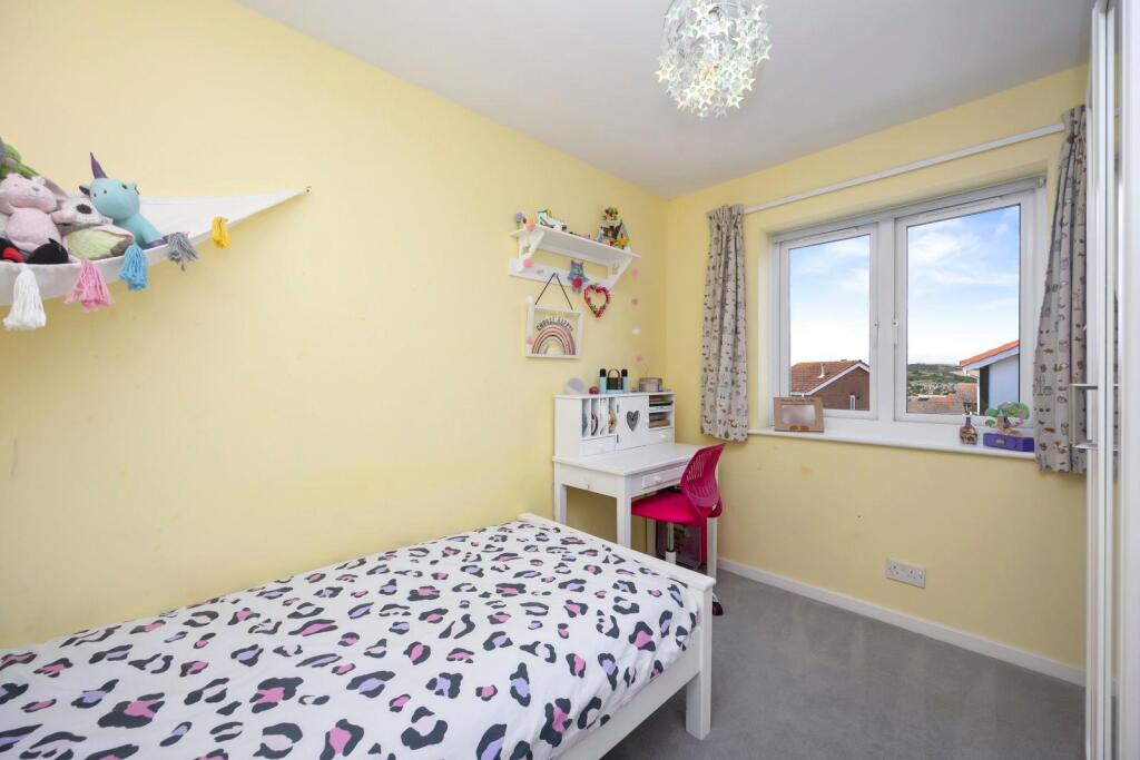 Henge Way 6 BEDROOM 2.jpeg