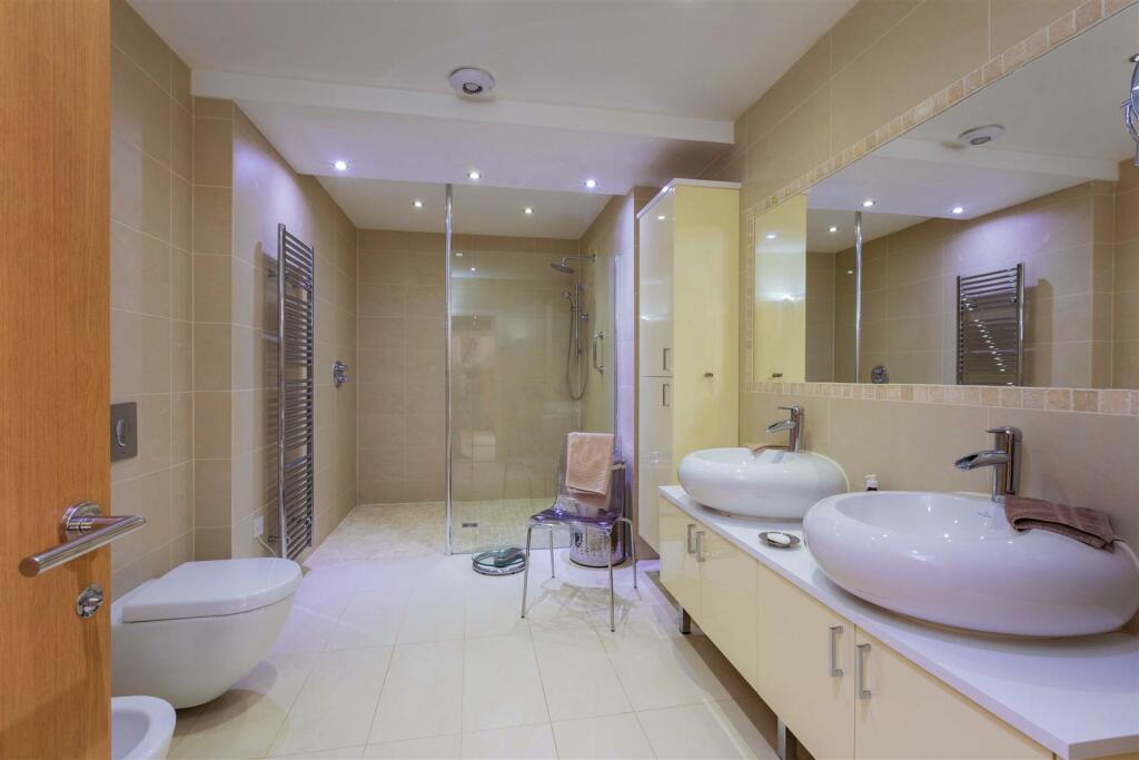 1A Breakspear Mews-9.jpg
