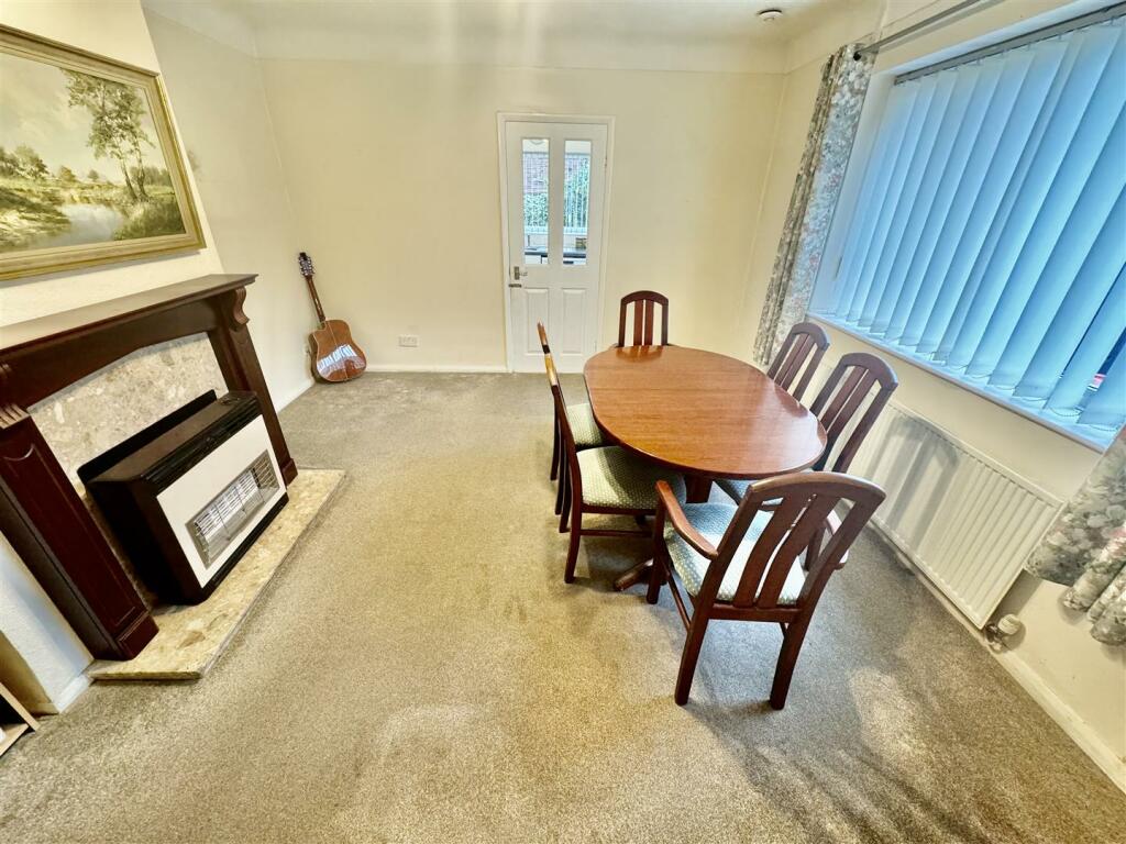 DINING/SITTING ROOM