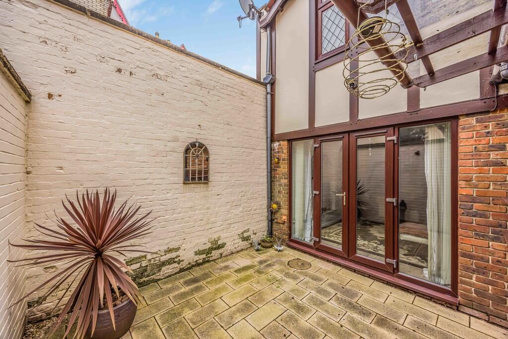 8 Westcliff Mews,...