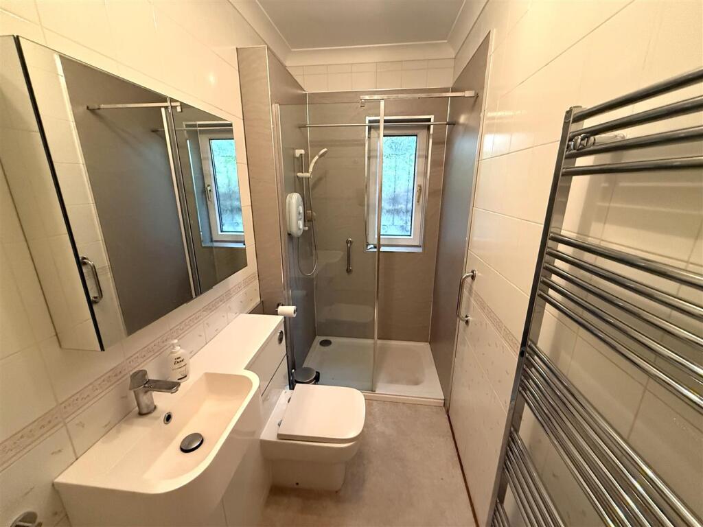bathroom 1 1 .jpg
