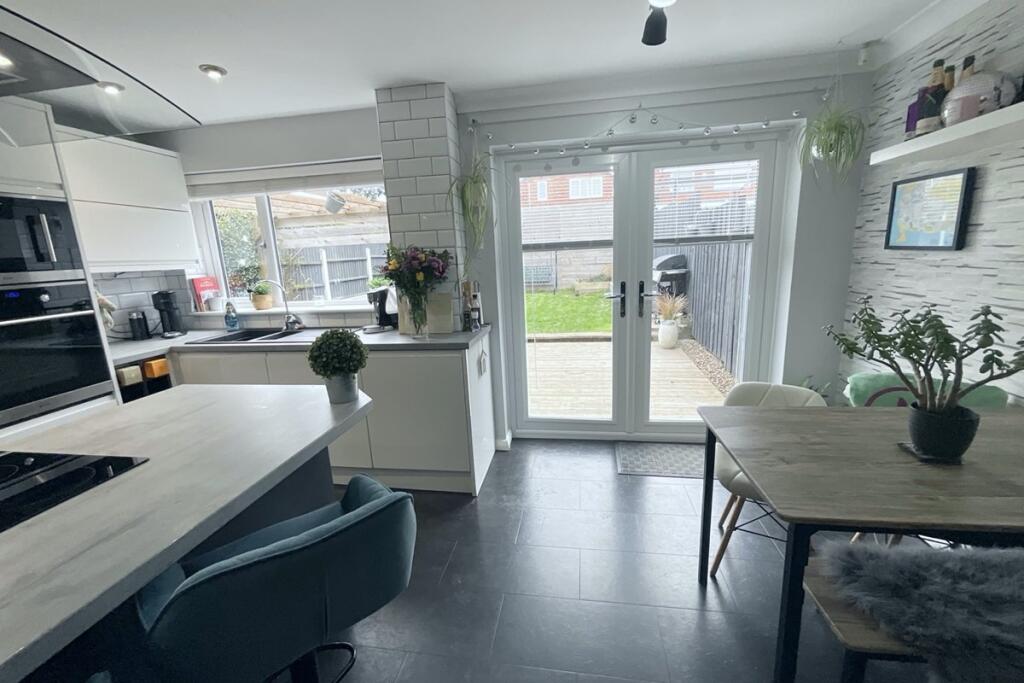 KITCHEN/DINING ROOM