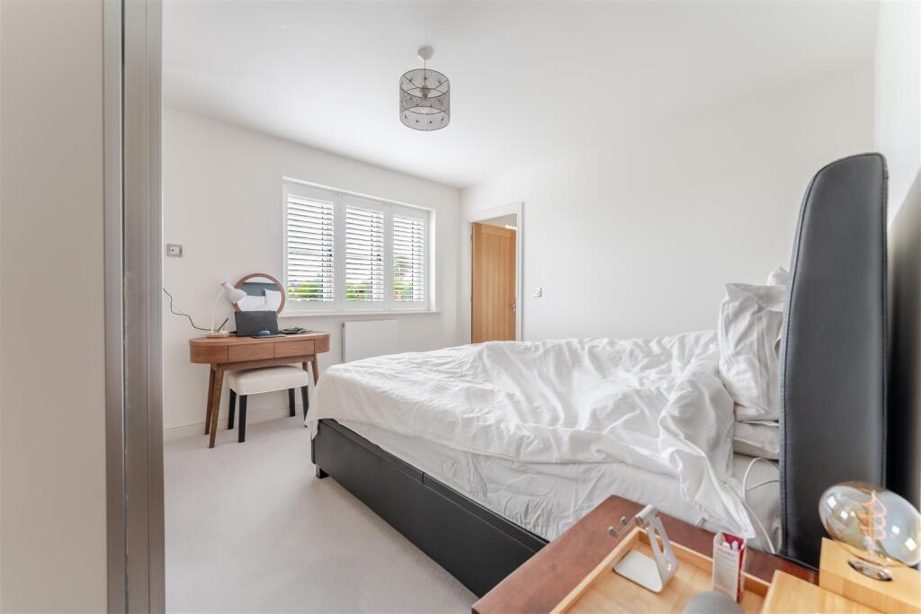 q10 - bedroom.jpg