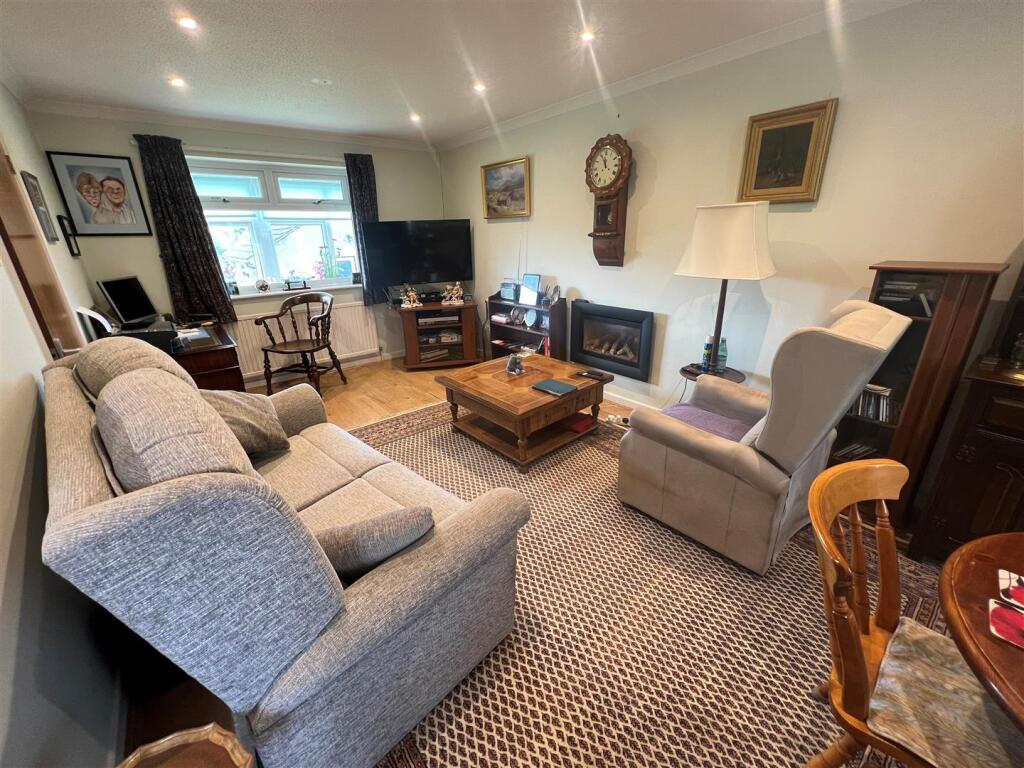 Lounge 3.jpg