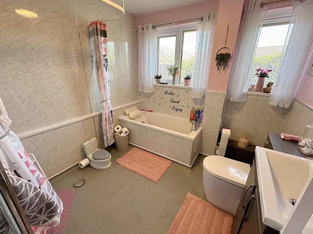 Bathroom alt angl...