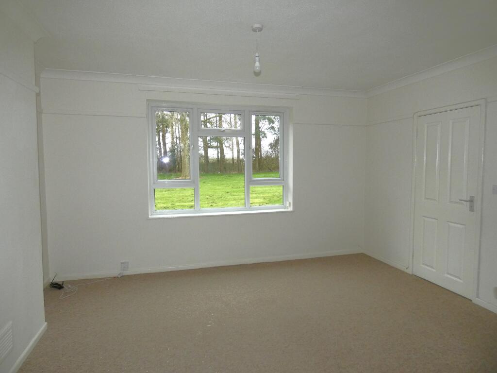 Pic 3 Living Room (5).JPG