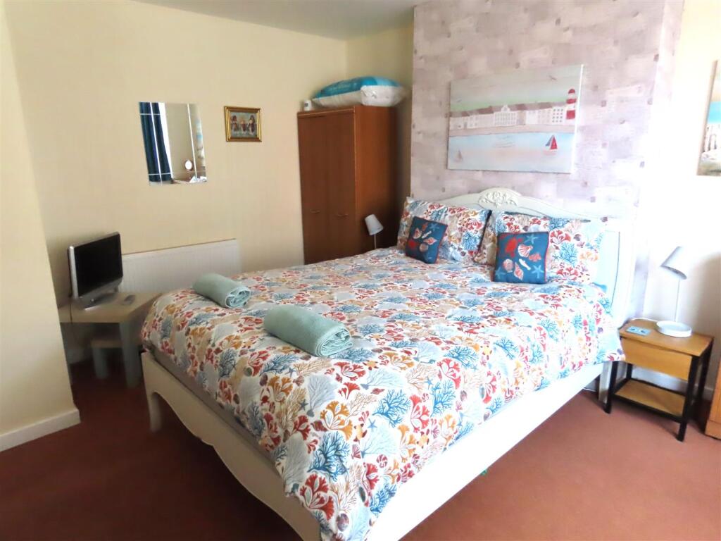DOUBLE BEDROOM