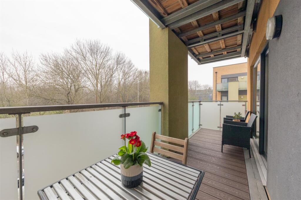 Chigwell Road, E18