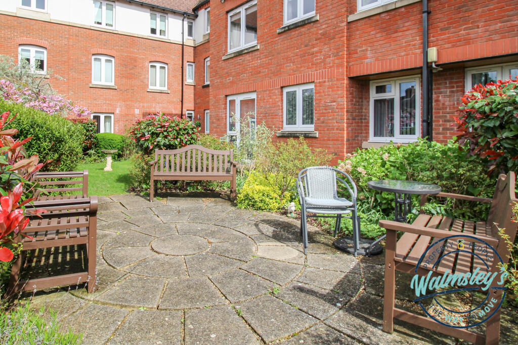 Communal patio &amp; sitting area