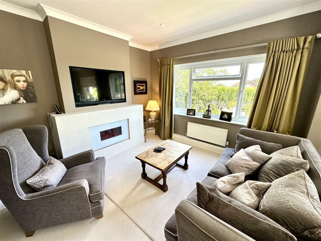 KITCHEN/FAMILY ROOM
