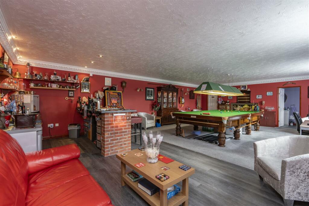 DETACHED BILLIARDS/GAMES ROOM :