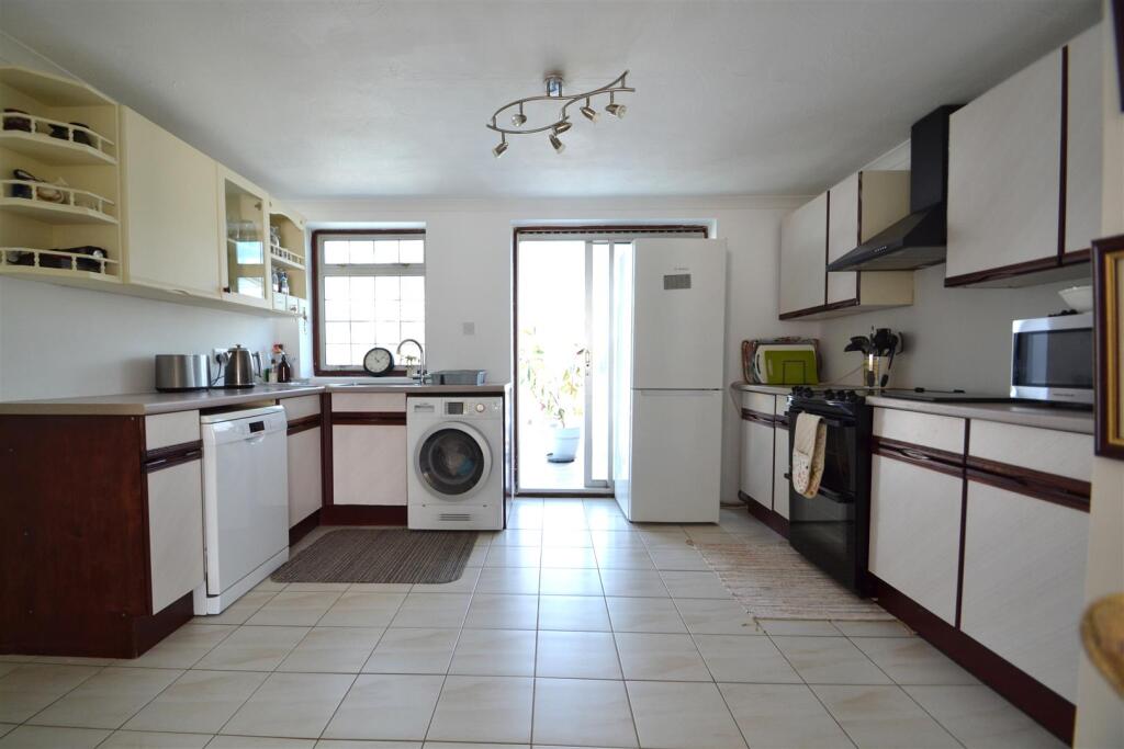Kitchen a.JPG