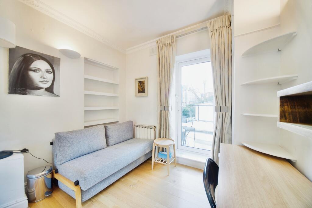 12 Squires Mount, Hampstead, London, NW3 1ED