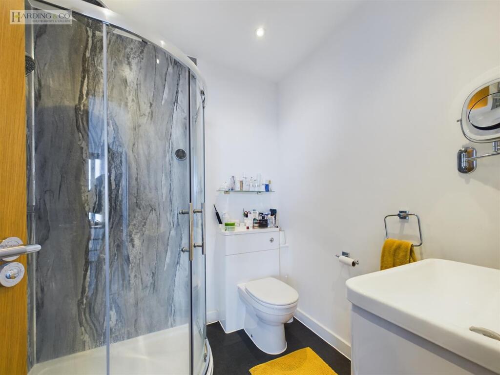 Bed 1 En Suite.jpg