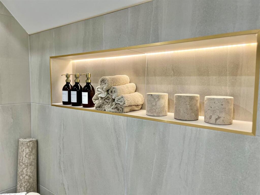 Shower Room - image four.jpg