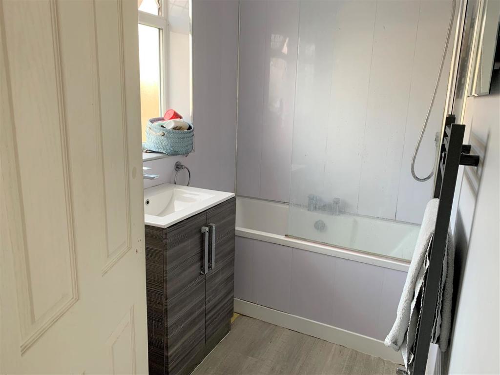Bathroom 2.jpg