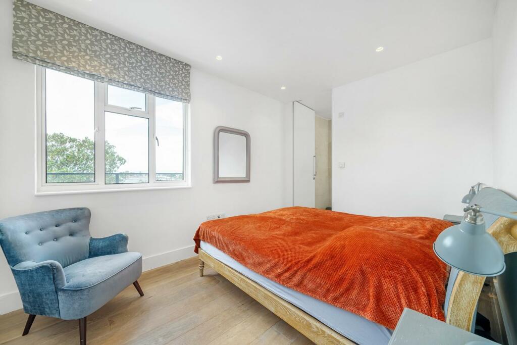 Principal bedroom.JPG