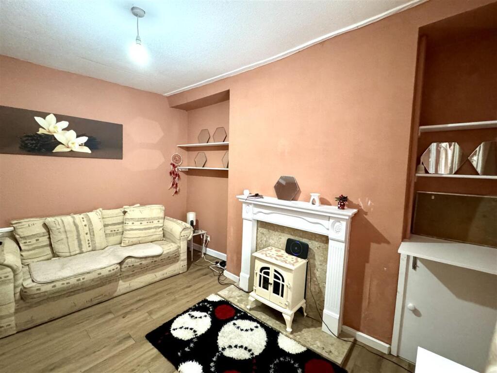 LOUNGE / DINING ROOM