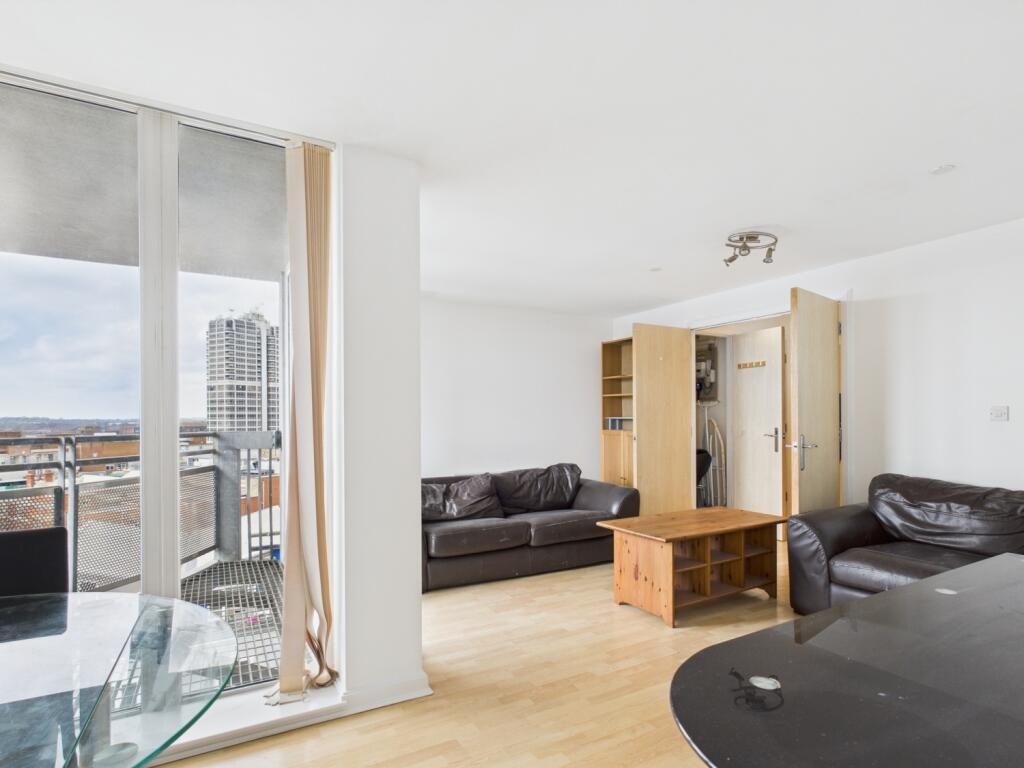 CAM01338G0-PR0100-STILL006