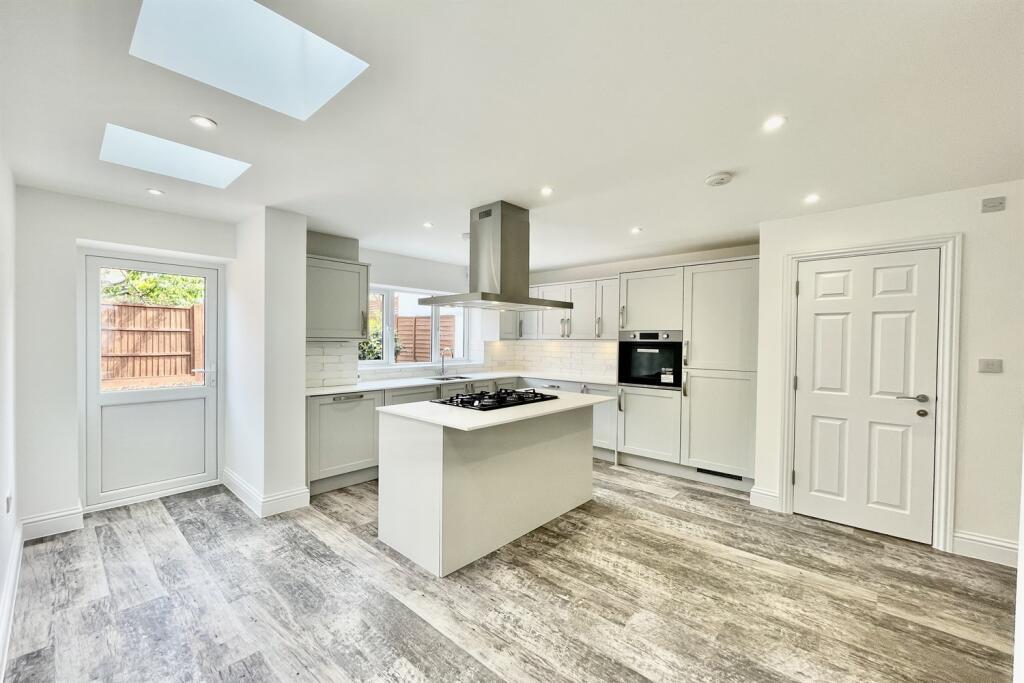 Open-Plan Kitchen / 
