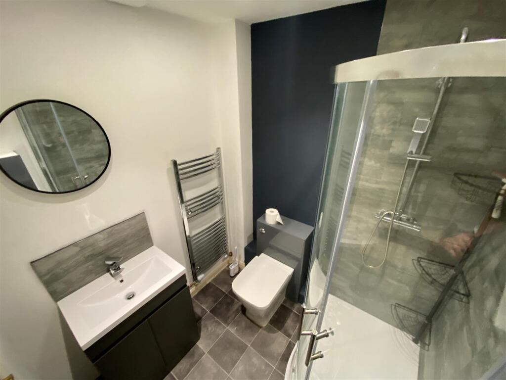 Bathroom..jpg