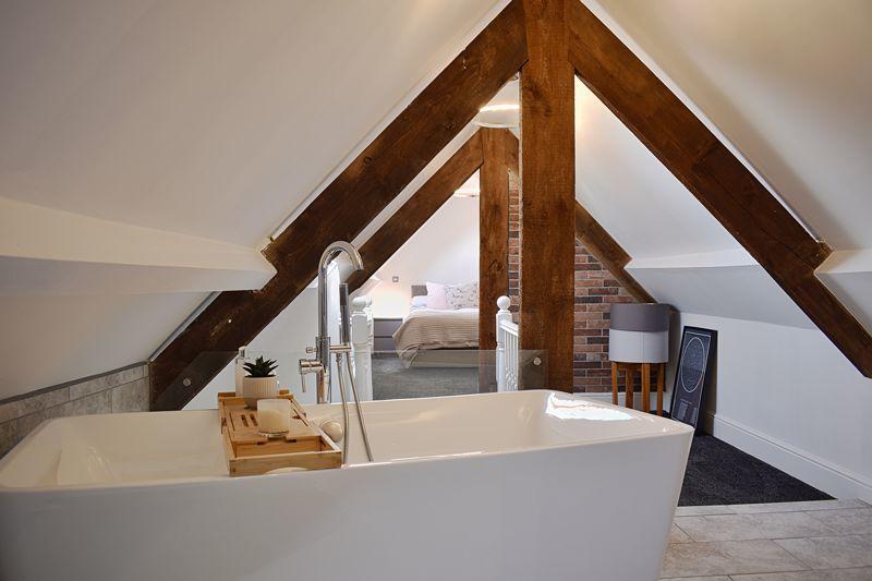 Bedroom 1 En S...