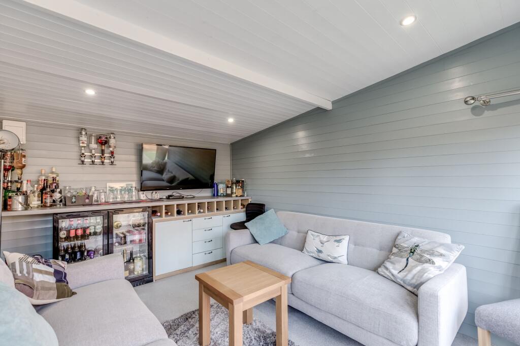 Summer house (in garden)