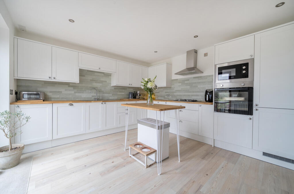 1383822-10-6929d3...