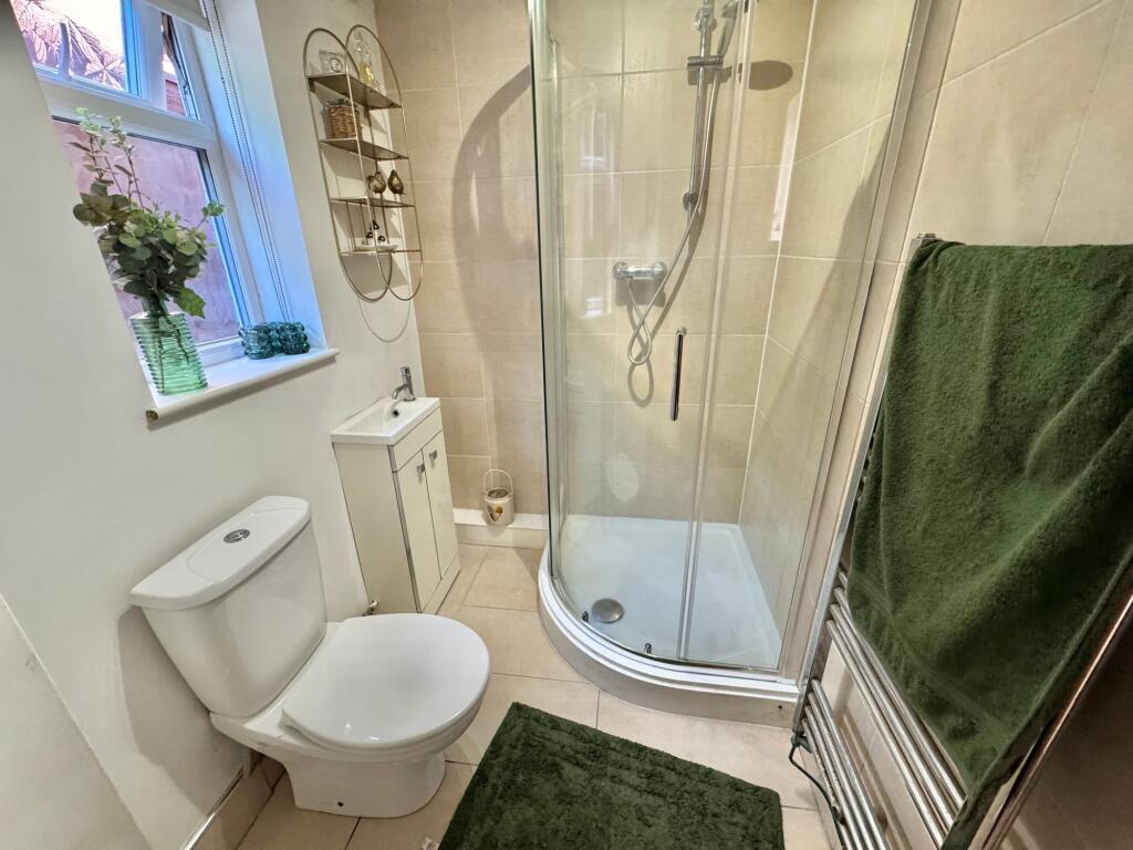 Downstairs En-Suite