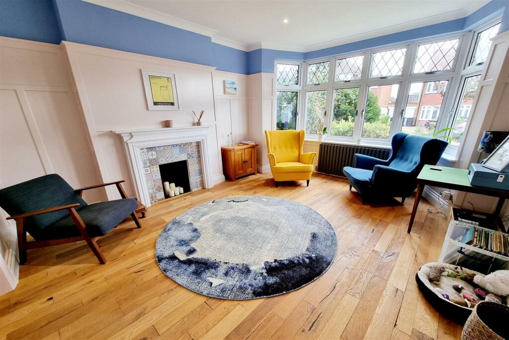 FRONT RECEPTION ROOM 1: