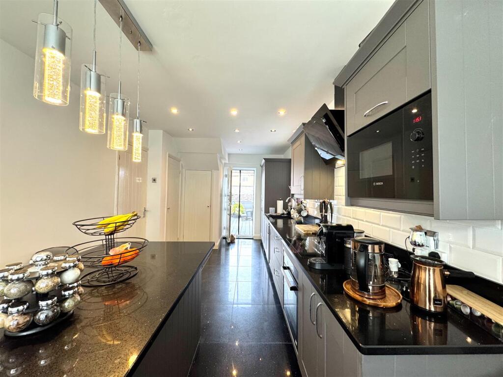 BREAKFASTING KITCHEN